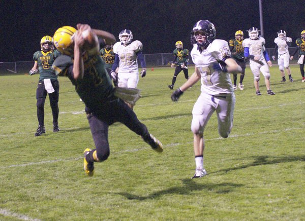 Garrett Starr hauls in a pass in the end zone for Vashon’s only score in Friday’s football game.