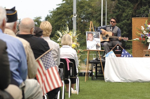 Stefan Wolczko sings a song in dedication to Bennedsen.