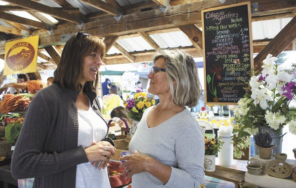 Farmers market manager Allison Bockus talks to Rebecca Wittman