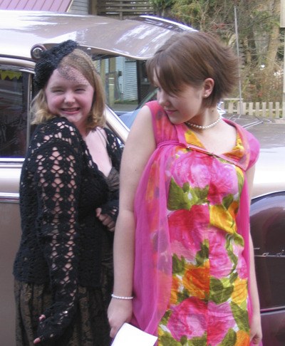 Two glamorous young ladies arrive at last year’s Oscar Night gala.