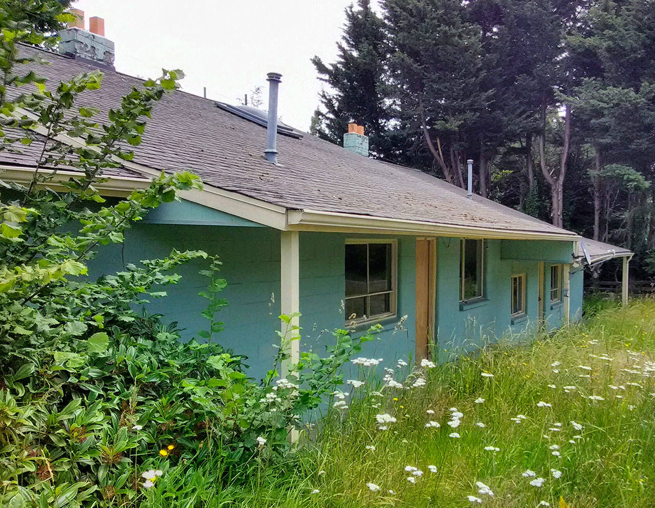 The existing building at the corner of SW 188th Street and Vashon Highway (Paul Rowley/Staff Photo).