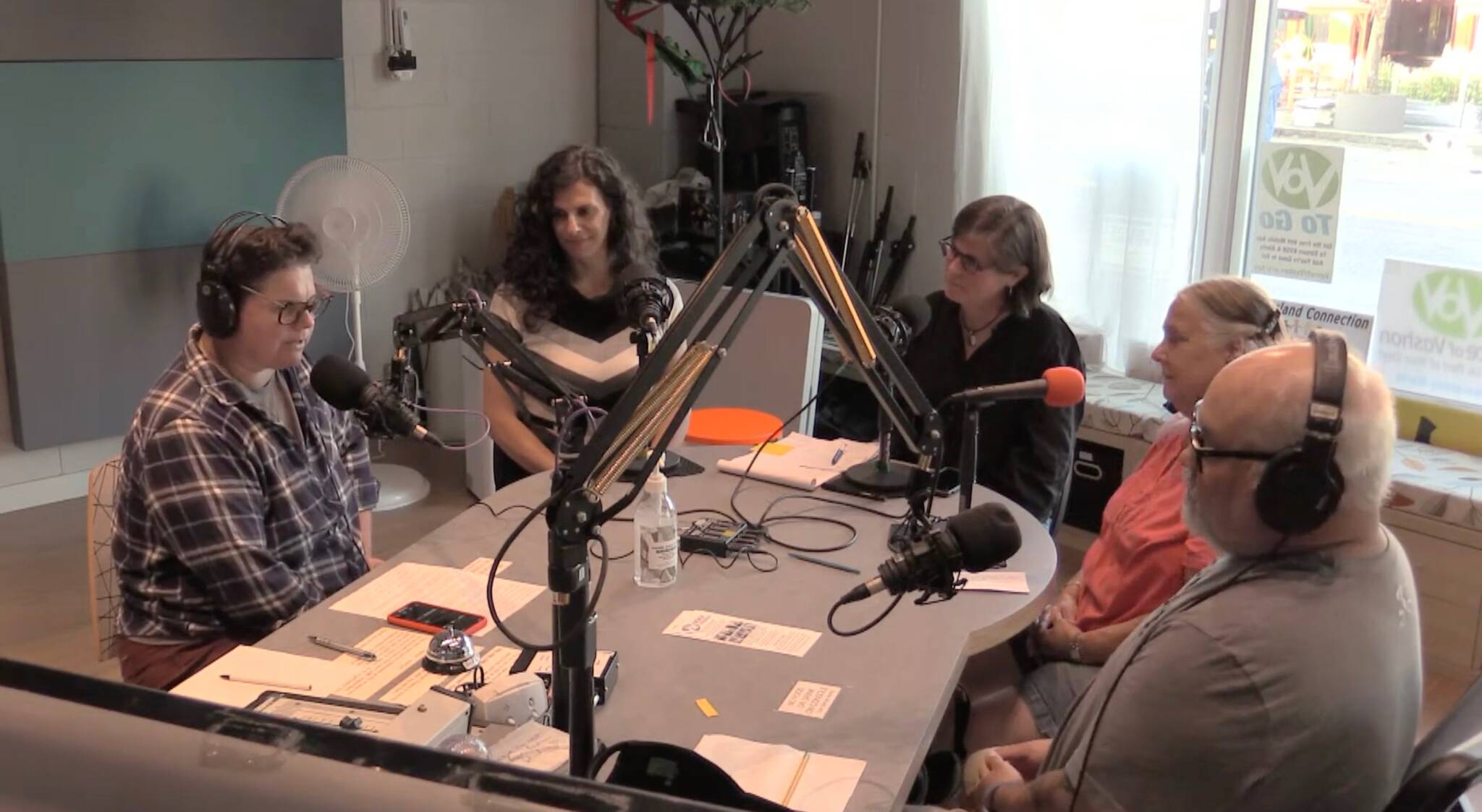 (Clockwise from left) Moderator Amy Drayer discusses issues facing Vashon Island School District with school board candidates Angela Marshall, River Branch, Martha Woodard and Gator Lanphear (Voice of Vashon Screenshot).