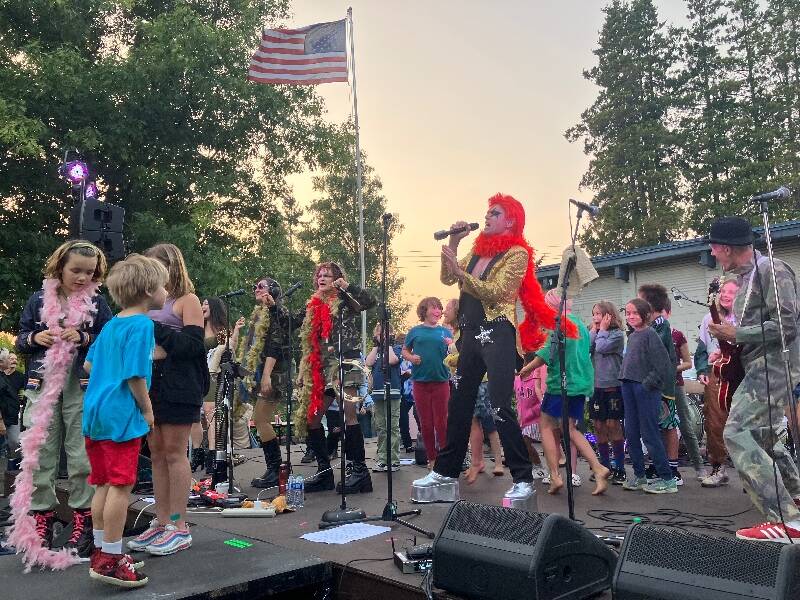 Martin Feveyear, the frontman of Bowie/Rex & His Boogie Army, was joined by island kids in his rendition of David Bowie’s 1980s anthem, “Let’s Dance” (Elizabeth Shepherd Photo).