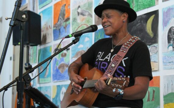 Musician Kim Archer sang soulful renditions of songs including “Killing Me Softly With His Song” at VCA. (Alex Bruell photo.)