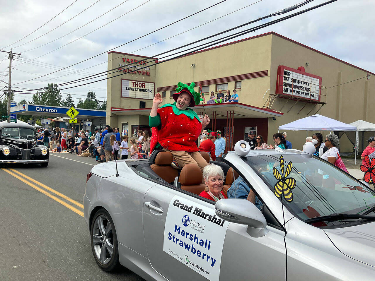 Elizabeth Shepherd Photo
Strawberry Festival’s 2022 Grand Parade featured Paul Rowley, embodying the character of Mukai Marshall Strawberry. Find out more about the 2024 Festival at thisisvashon.com/strawberryfestival.