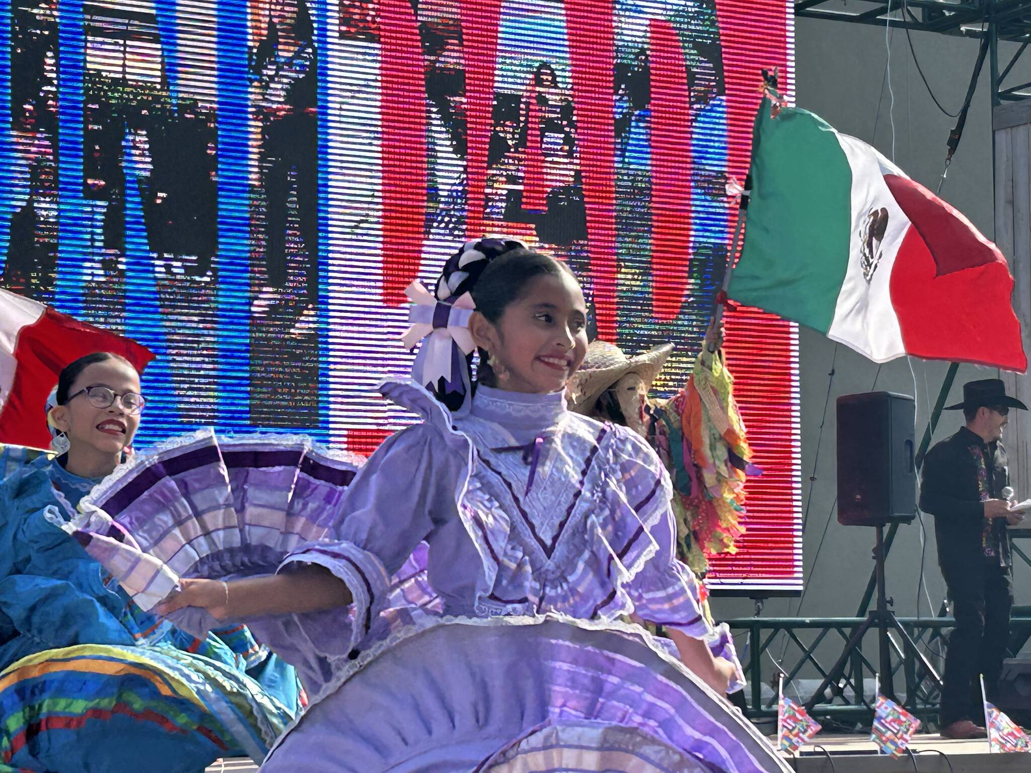 Dancers from Folklore Mexicano Tonantzin opened the Mercado. (Tom Hughes photo)