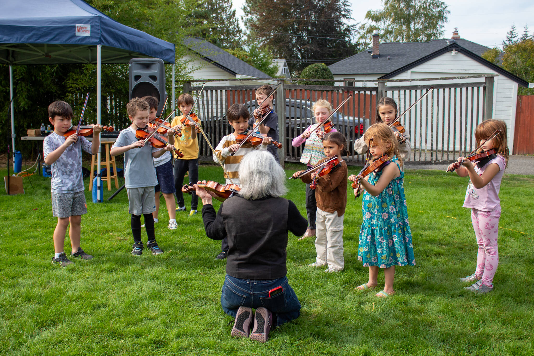 A gaggle of kids played their violins for the crowd at the final Vashon Farmers Market of the season on Sept. 27. (Alex Bruell photo)