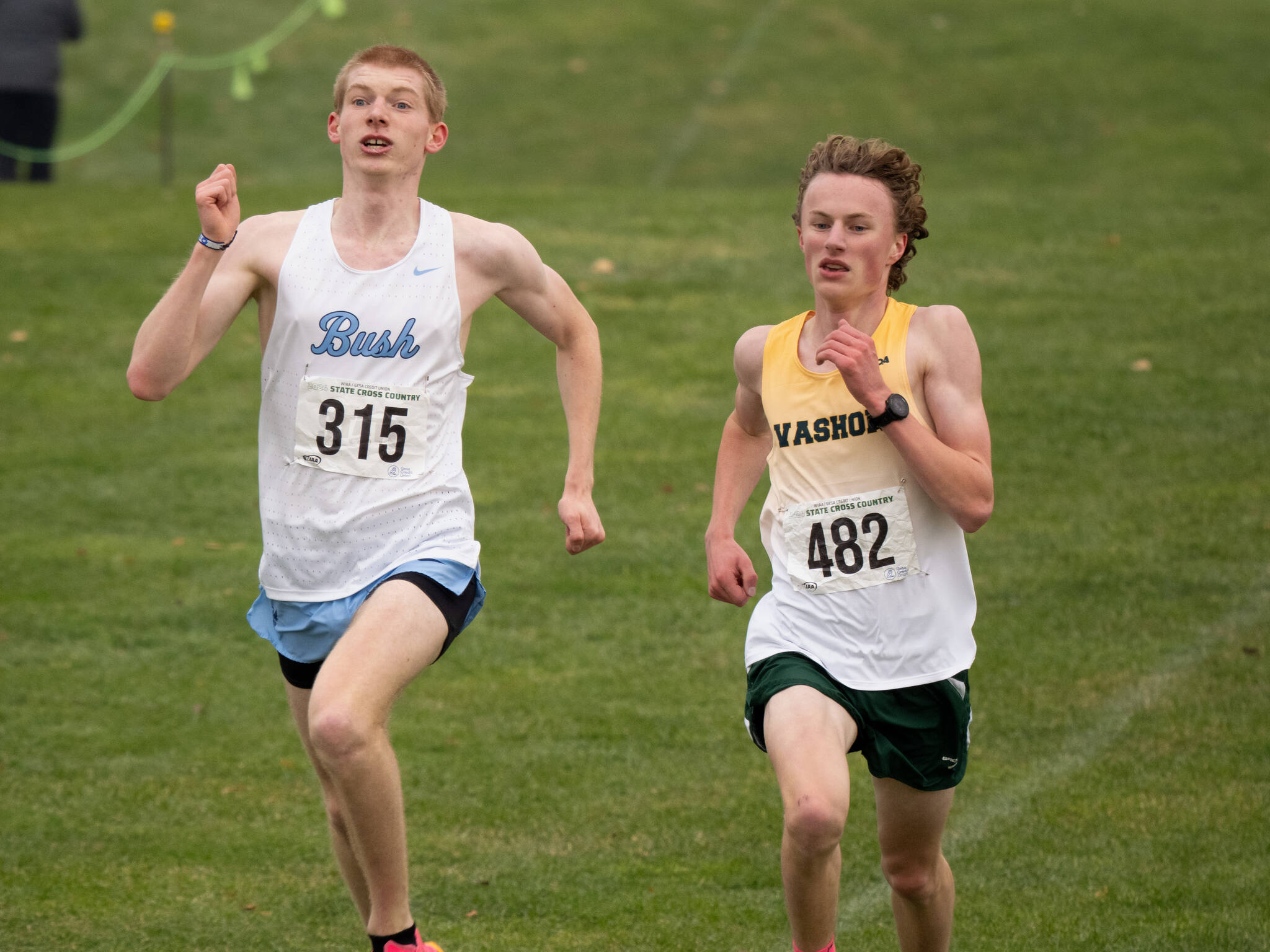 Duncan Frisbie-Smith of the Bush School slugs it out with Vashon’s Josh Healey in a dramatic photo-finish for second place at the Washington State Championships at Sun Willows Golf Course in Pasco on Saturday, November 9. (John Decker photo)