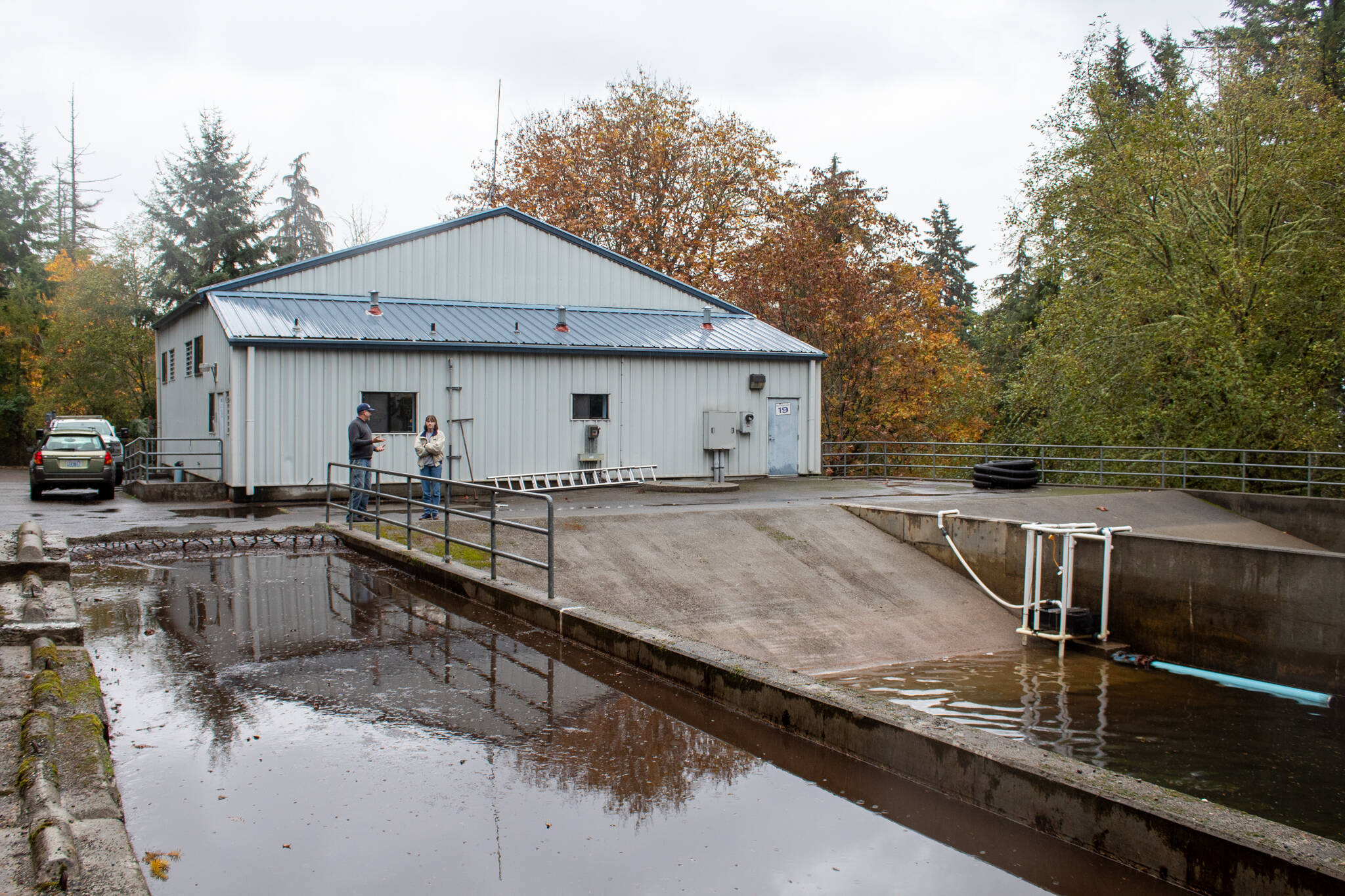 Adjacent to the water district’s treatment center building are its water recycling ponds, seen here in the foreground. Sludge from the ponds dries out in the leftmost basin. The recycling ponds on the right suffered a cyanobacterial bloom earlier this summer. (Alex Bruell photo)