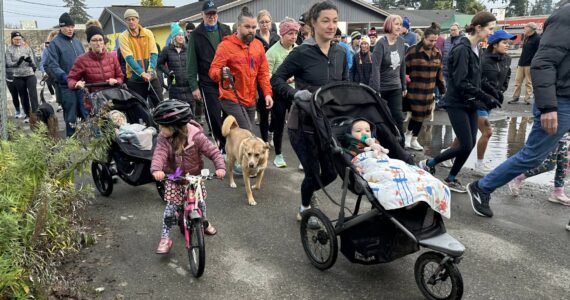 Runners set off for the Vashon Running Club’s 2024 Turkey Trot. (Bruce Cyra photo)