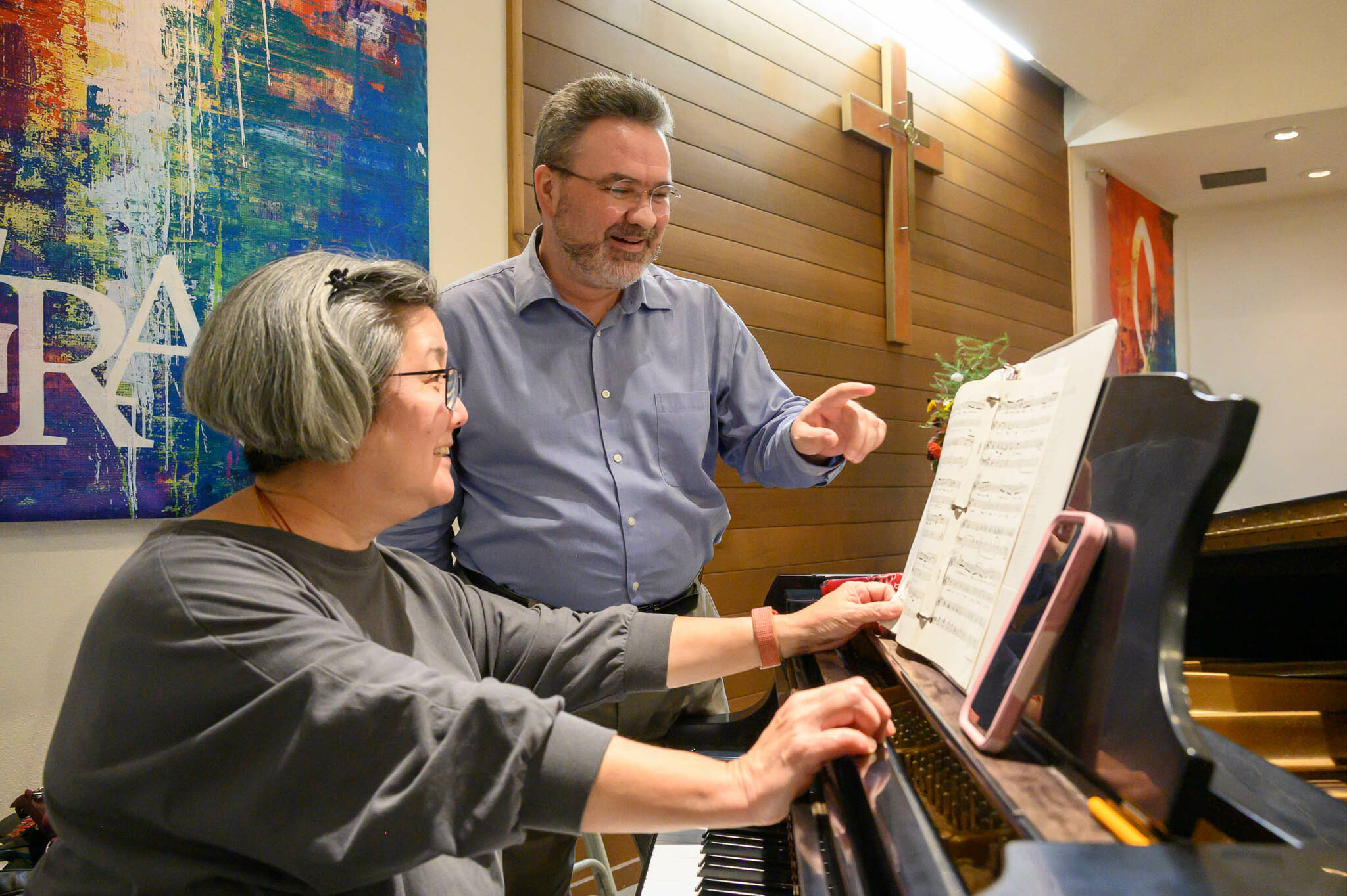 Artistic Director Gary Cannon, and pianist Linda Lee, at a Chorale rehearsal. (John de Groen photo)